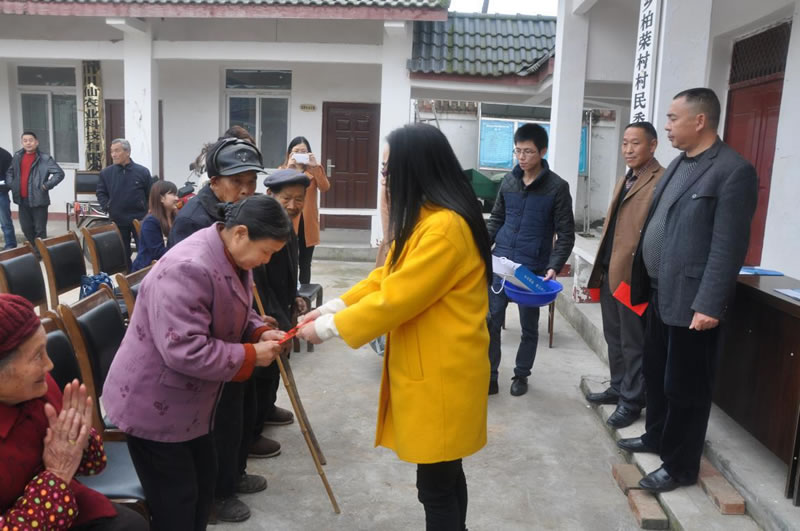 我公司領導向被幫扶對象捐贈發放慰問金 我公司領導向被幫扶對象捐贈發放慰問金